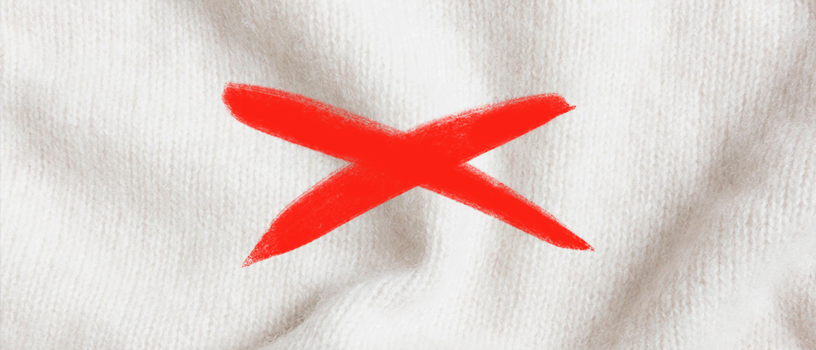 Matière laine avec une croix rouge dessus pour illuster qu'il ne faut pas porter de matière qui peuvent démanger le tatouage 